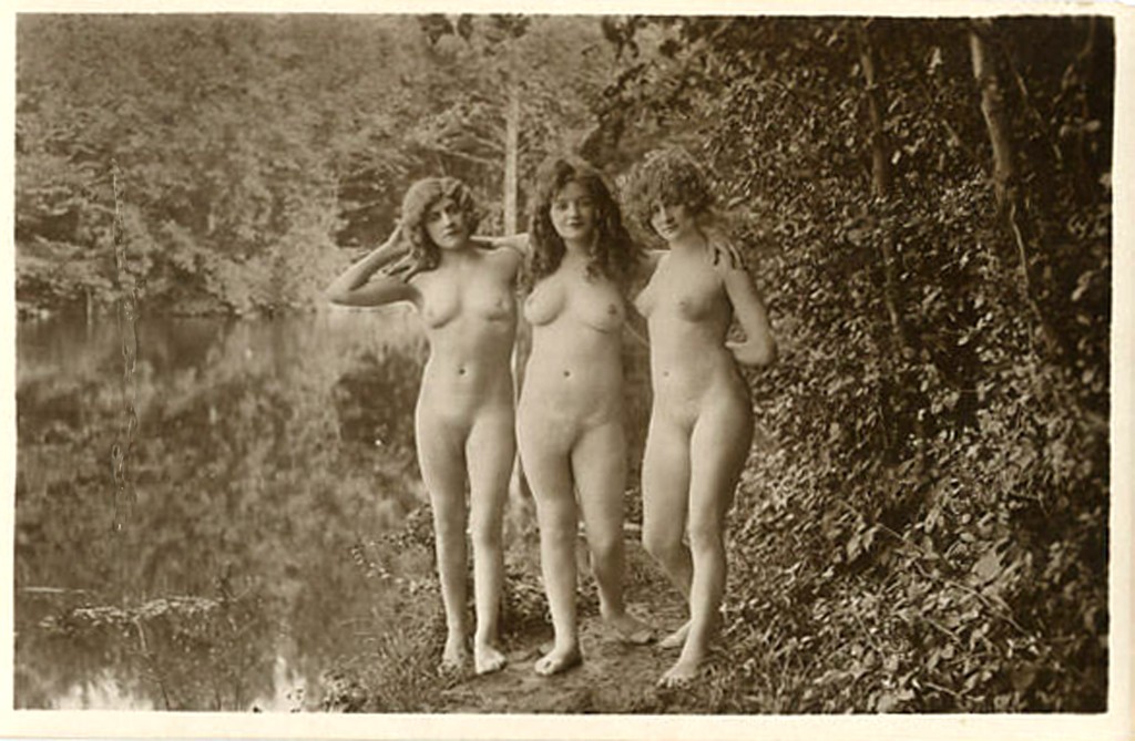 PK 1920 three french ladies near a lake